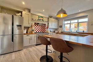 Kitchen/Breakfast Room- click for photo gallery